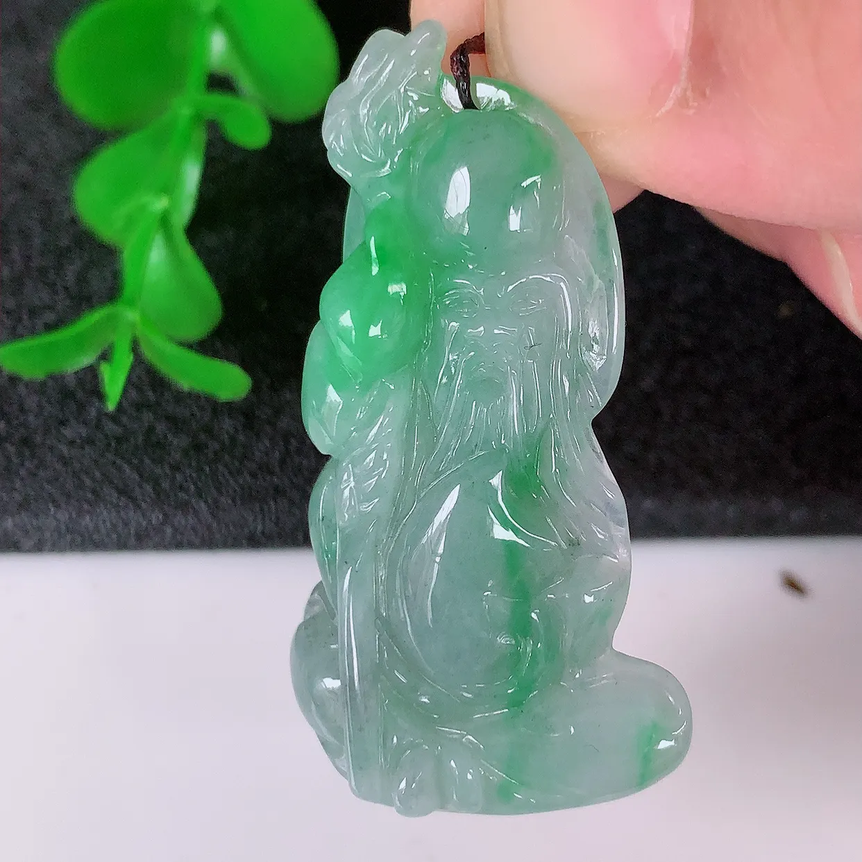 自然光实拍，冰润飘绿翡翠寿星公吊坠，种老水足，雕工精湛 ，寓意美好，佩戴时尚出众！#87.2