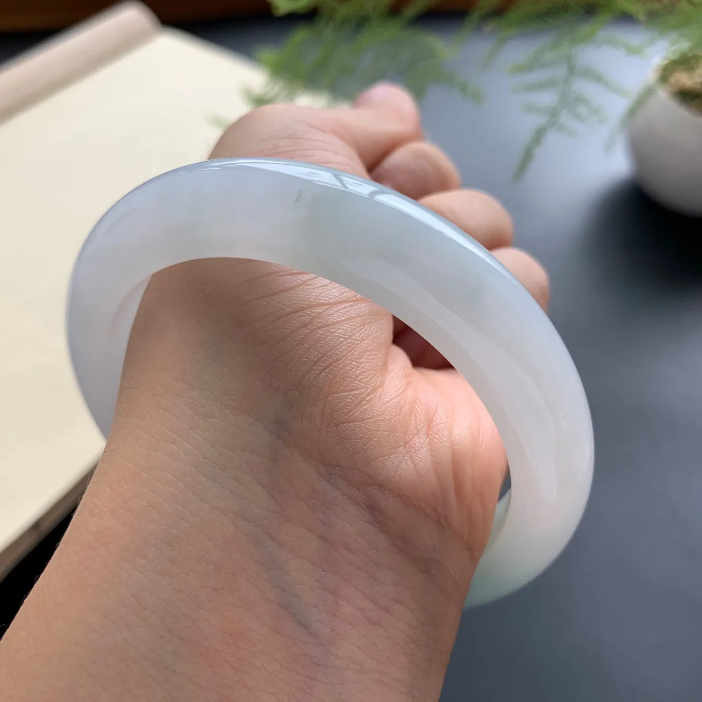 58.5圈口糯冰正圈手镯 尺寸：58.5-12.3-9.3，无纹裂，细腻釉洁，清爽干净