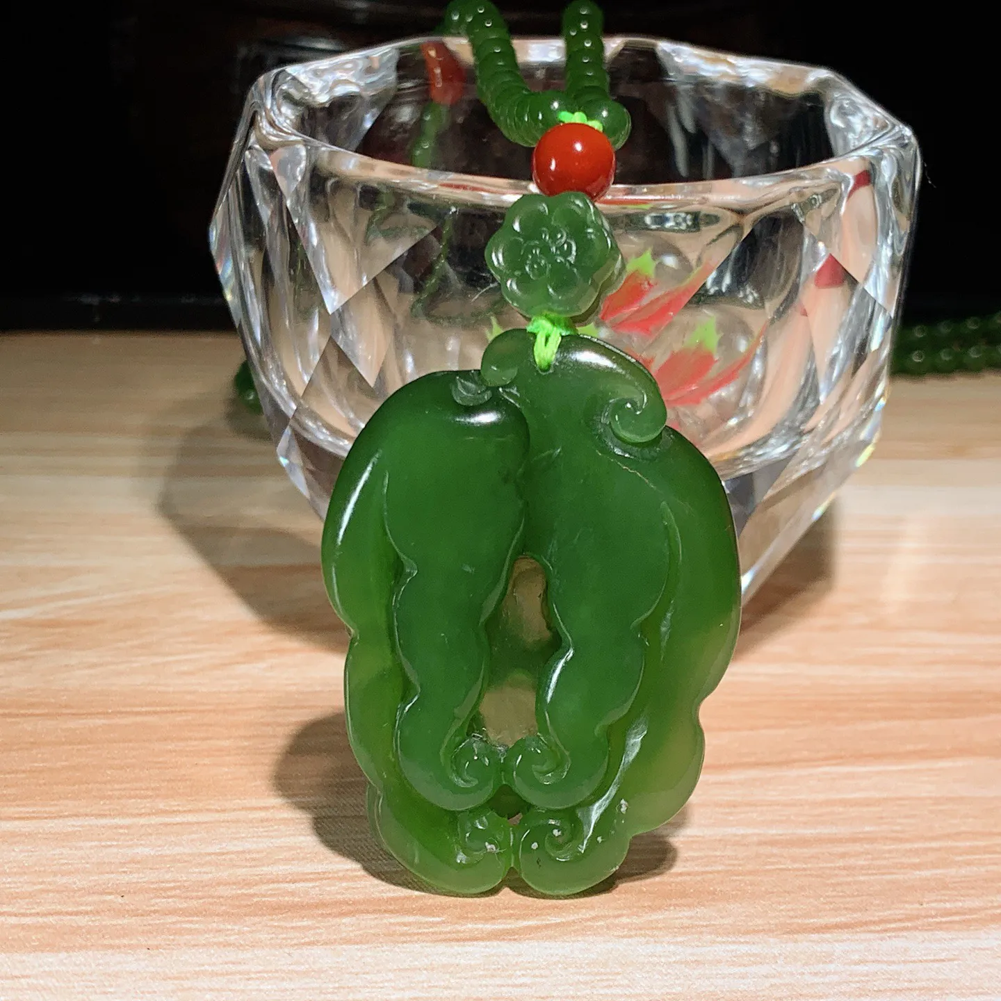 和田玉阳绿俄罗斯碧玉人生如意人参挂件。尺寸43/31/10重33.6克。玉质细腻油润。手推出油。佩戴高端典雅。lt251103