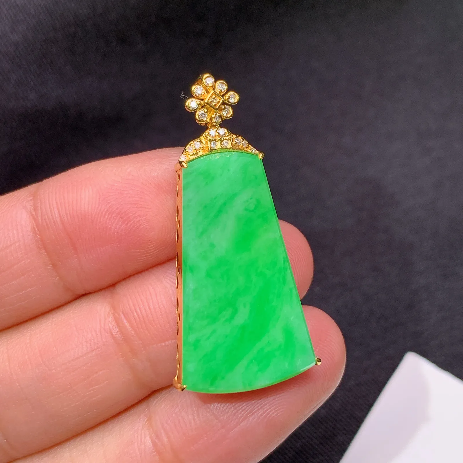 甜绿无事牌吊坠，18k金镶嵌，色泽鲜阳，冰润细腻，种水足 尺寸34.5*16.2*5.3