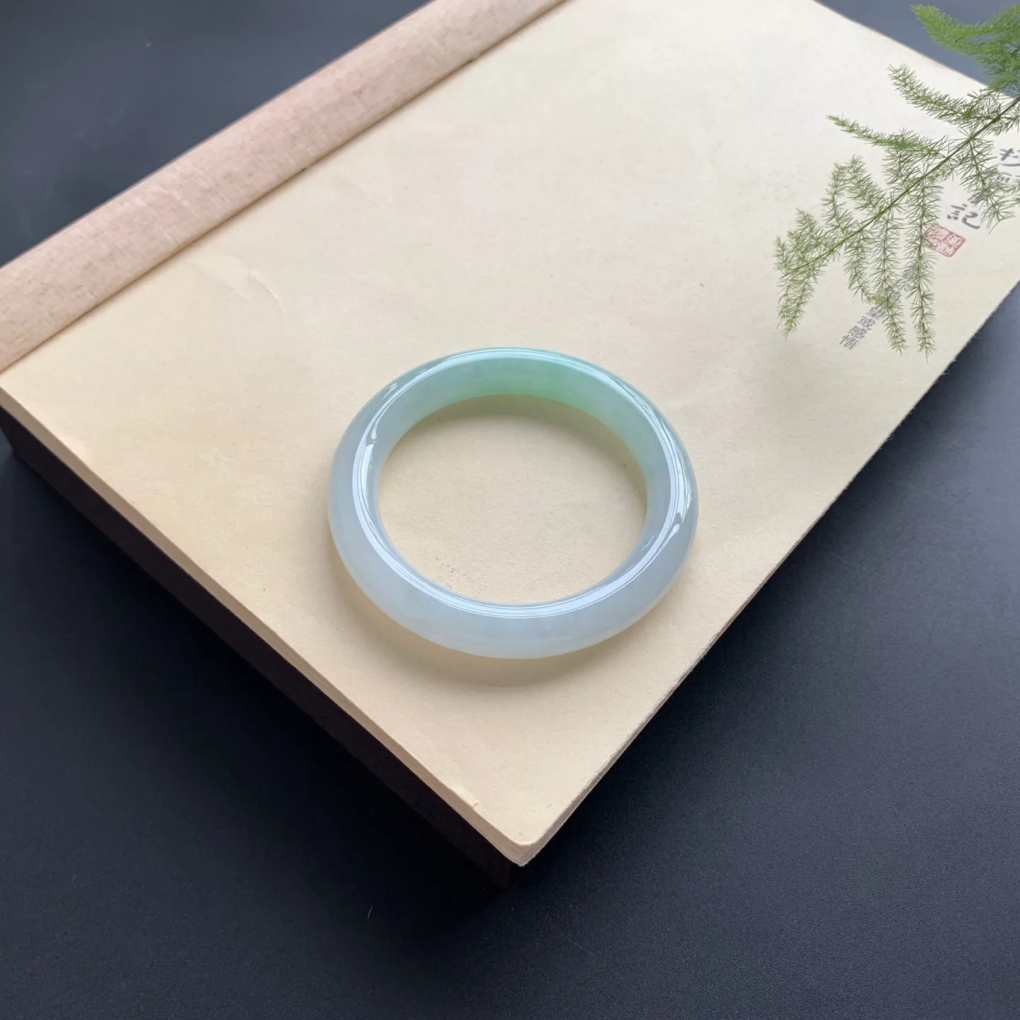 55.3圈口飘绿圆条手镯 尺寸：55.3-10-10.3，无纹裂，色泽靓丽，条形饱满