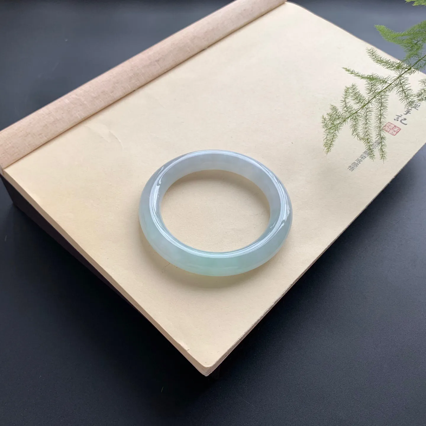 56.8圈口底色圆条手镯 尺寸：56.8-11.2-11.5，无纹裂，色泽亮丽，条形饱满