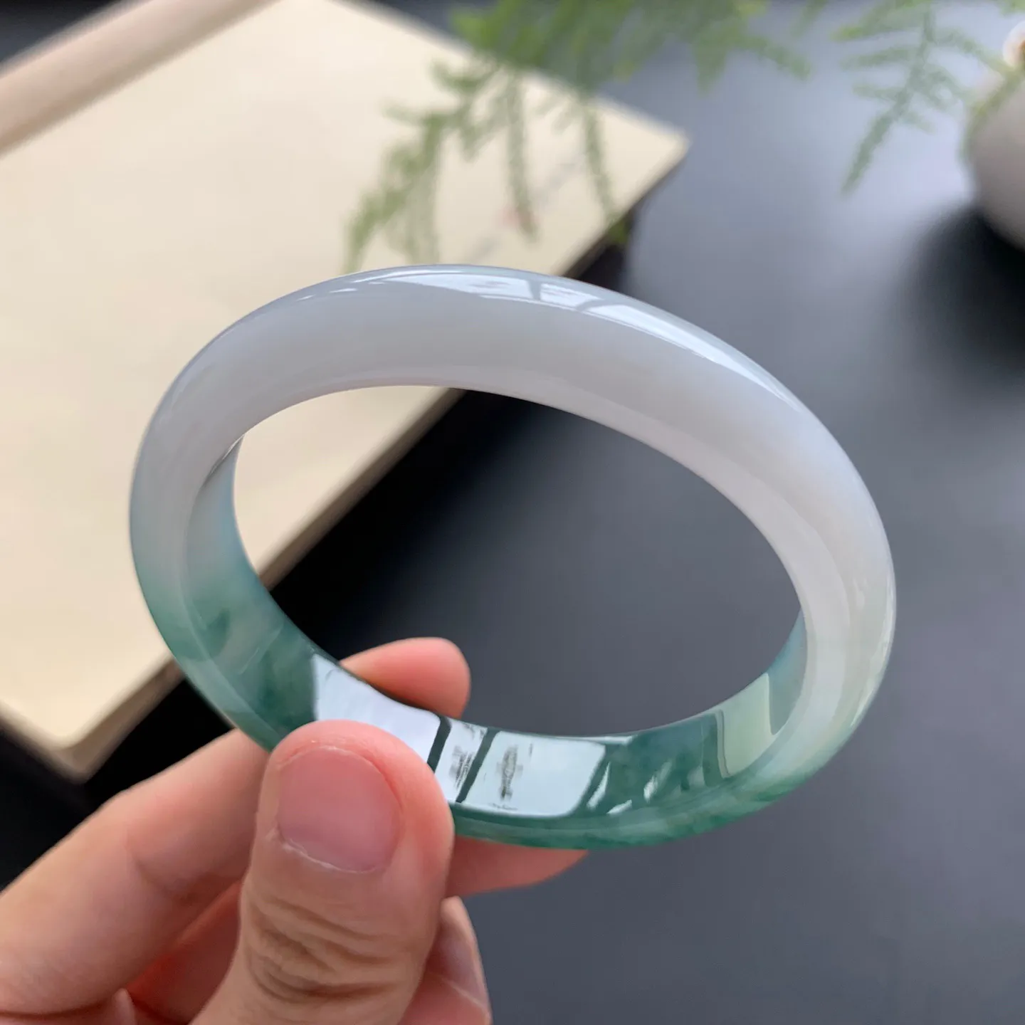 52.2圈口飘花贵妃手镯 尺寸：52.2-45-12-6.8，无纹裂，细腻光滑，花色浓郁