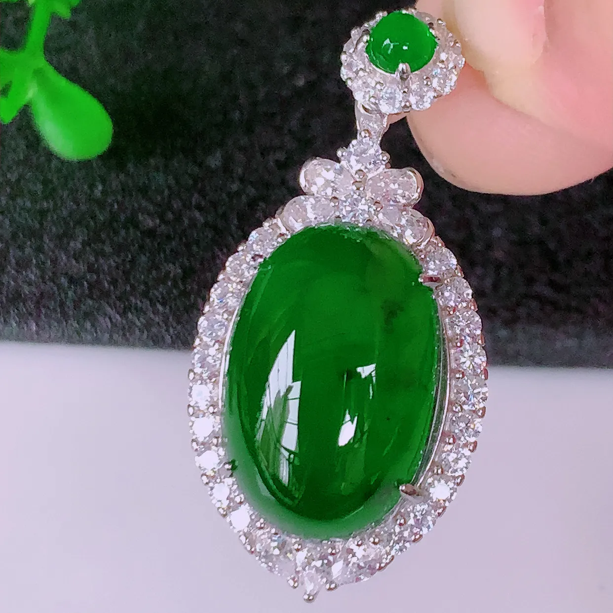 大颗冰透满绿翡翠蛋面925银镶嵌吊坠，自然光实拍，翠色灵动，颜色漂亮，种老水足，品相佳，佩戴佳品！#98.2整体34.8*16.8*9.5裸裸11.8*17.5