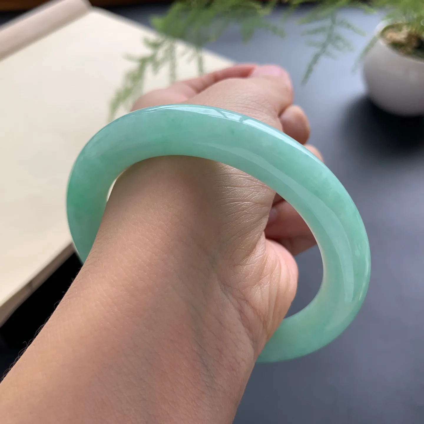 56.2圈口满色圆条手镯 尺寸：56.2-10.2-10，无纹裂，细腻光滑，色泽靓丽