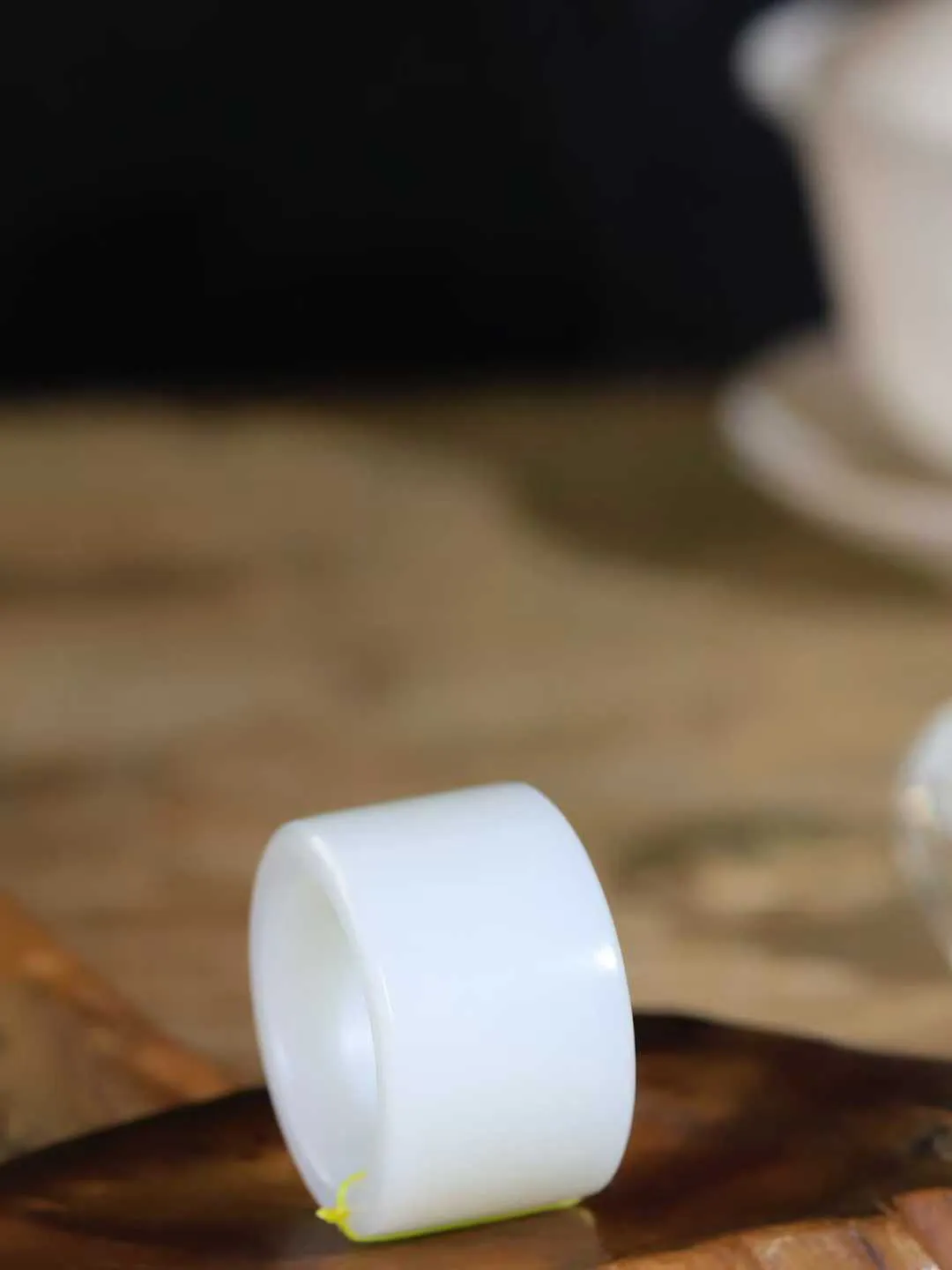 （古韵.扳指）

精品和田玉白玉扳指，玉质温润，油润感十足， 整器古韵生辉。优雅高贵。运筹帷幄于掌中，决胜于千里之外。重24.8克   圈口22.8mm  尺寸20.2-5mm  23110333A