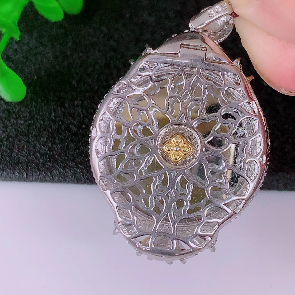 冰透满绿翡翠925银镶嵌平安扣吊坠，自然光实拍，翠色灵动，颜色漂亮，种老水足，品相佳，佩戴佳品！#98.2整体38.5*25*7.6裸石21-21