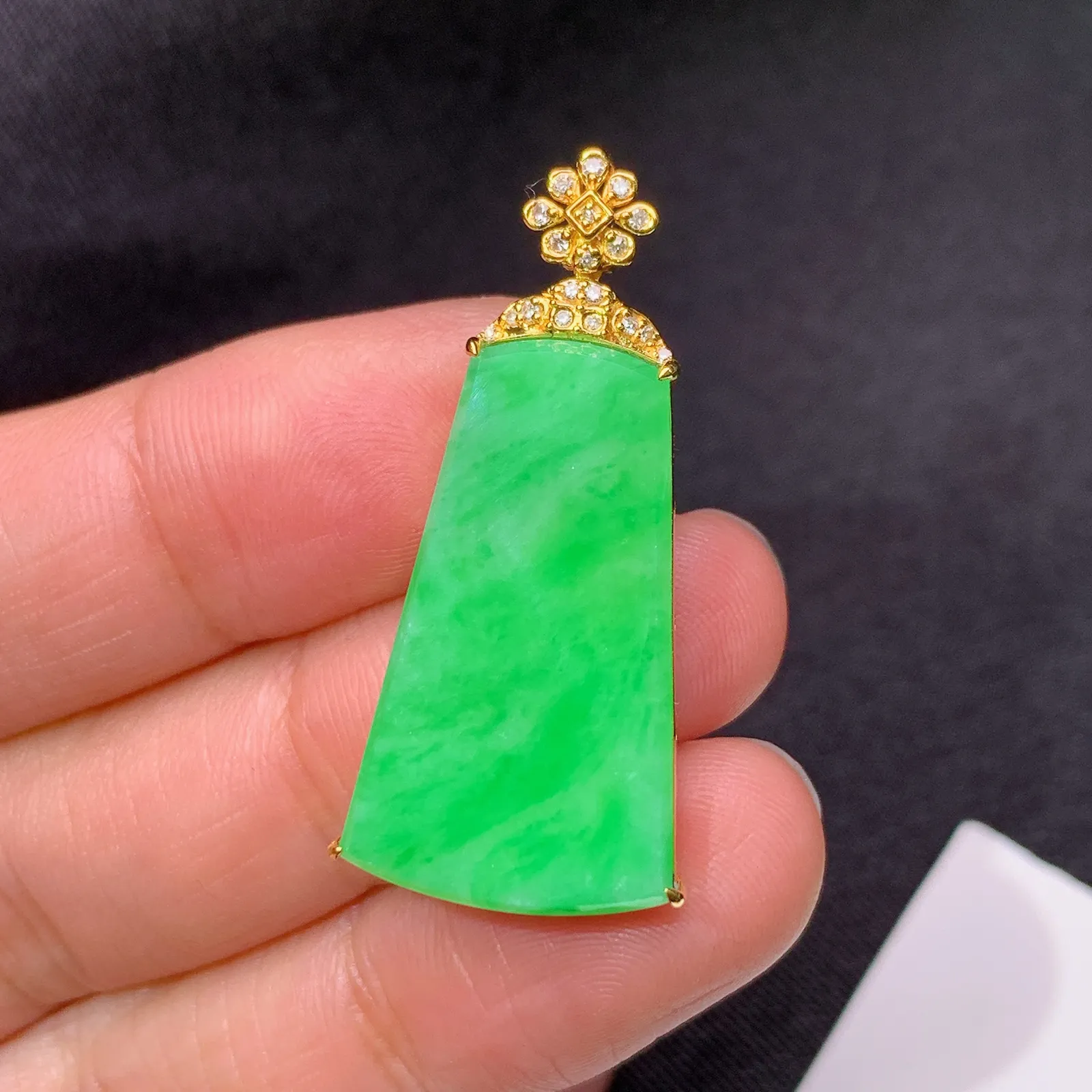 甜绿无事牌吊坠，18k金镶嵌，色泽鲜阳，冰润细腻，种水足 尺寸34.5*16.2*5.3