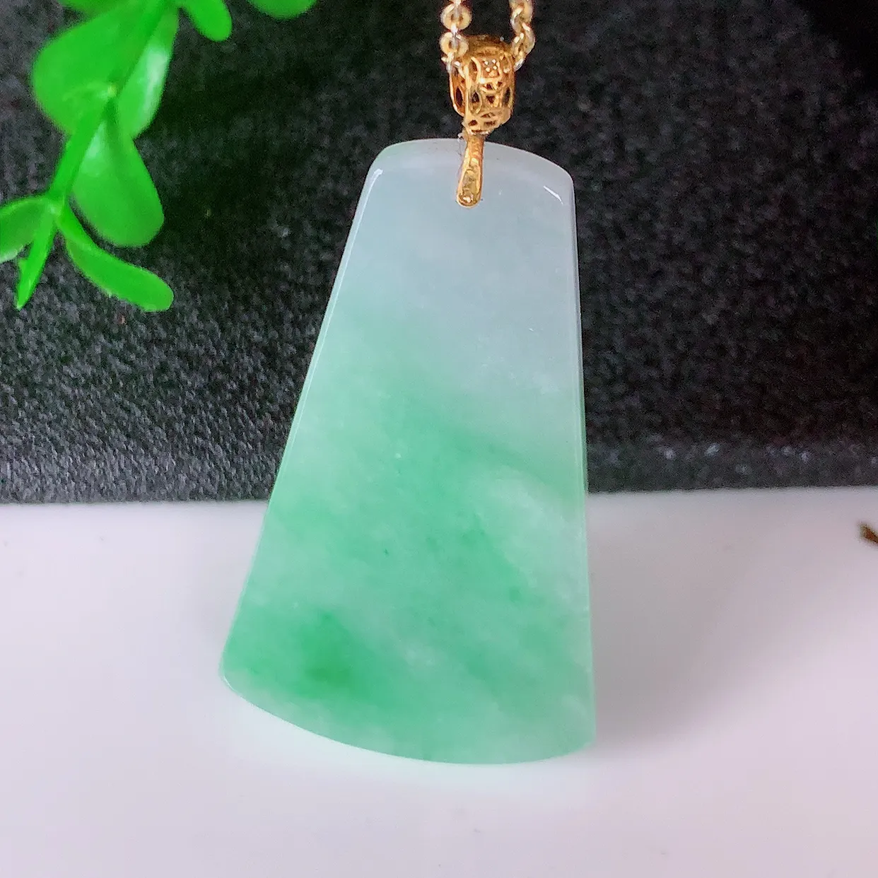 18K金镶嵌冰润飘绿平安无事牌吊坠，翡翠无事牌，平平安安，无事牌翠色灵动，佩戴平安时尚！#41.2