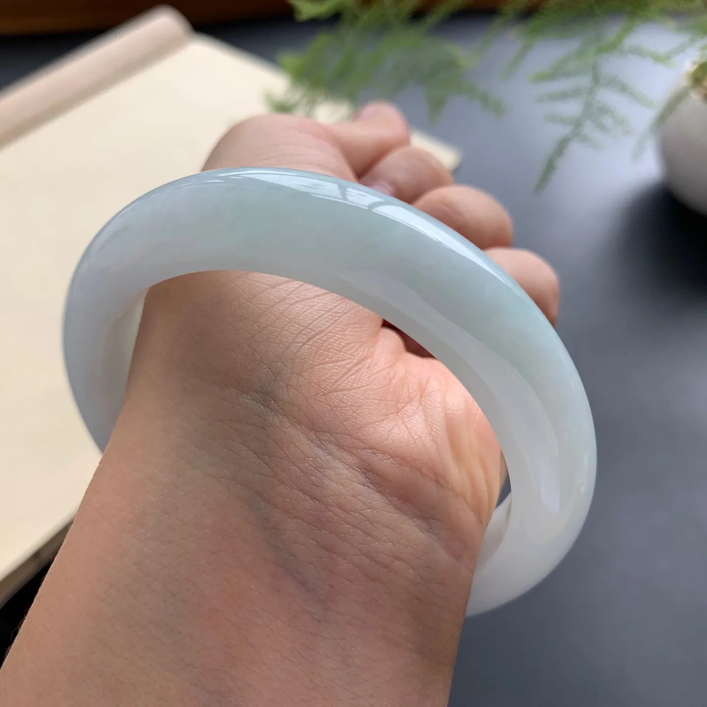 56.8圈口细糯正圈手镯 尺寸：56.8-12.8-9，无纹裂，细腻釉洁，清爽干净