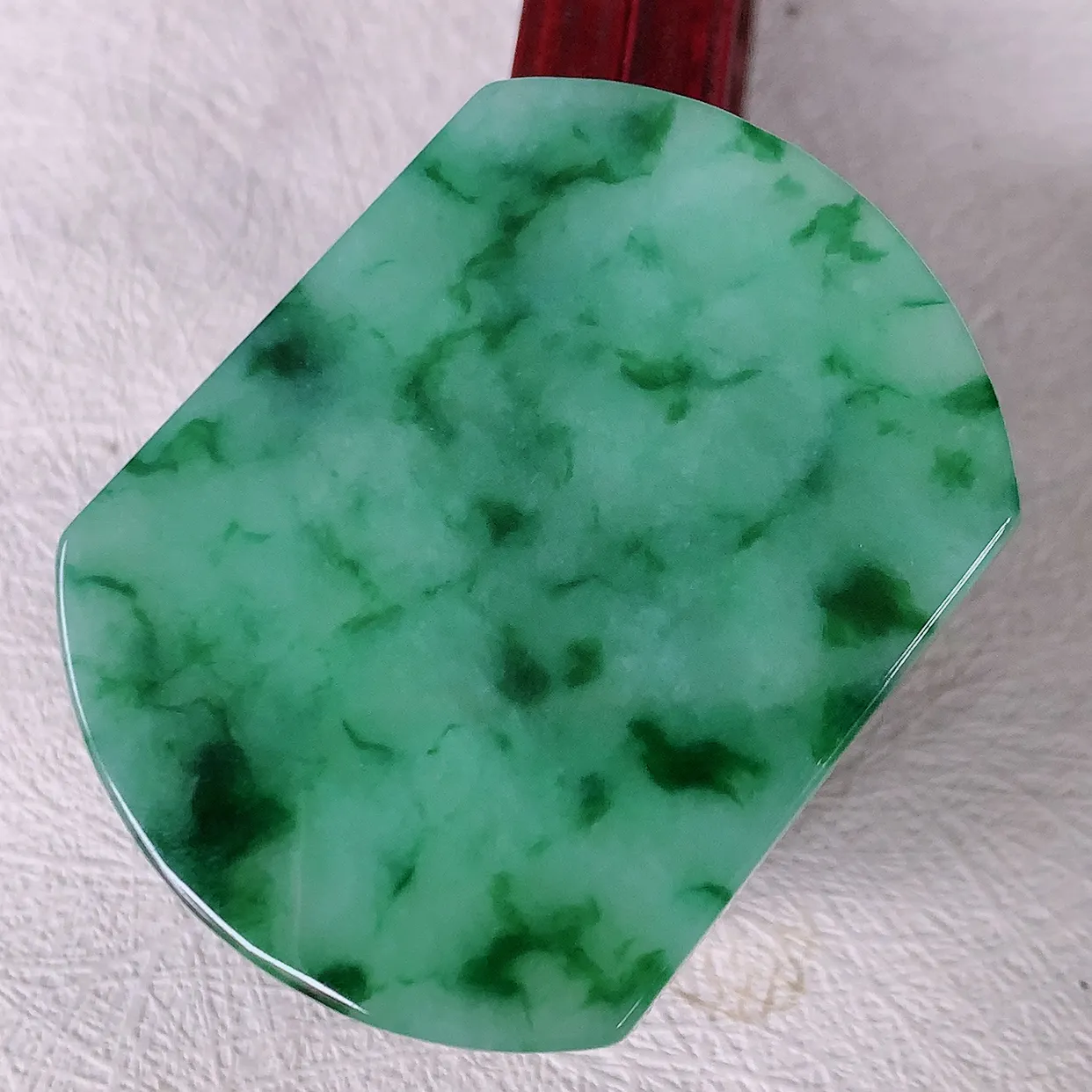 自然光实拍，水润飘花翡平安无事牌吊坠，翡翠无事牌，平平安安，无事牌翠色灵动，佩戴平安时尚！#46.2