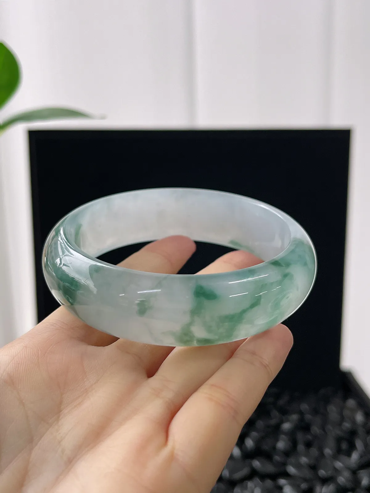 正圈60.8圈口，翡翠冰种飘绿手镯