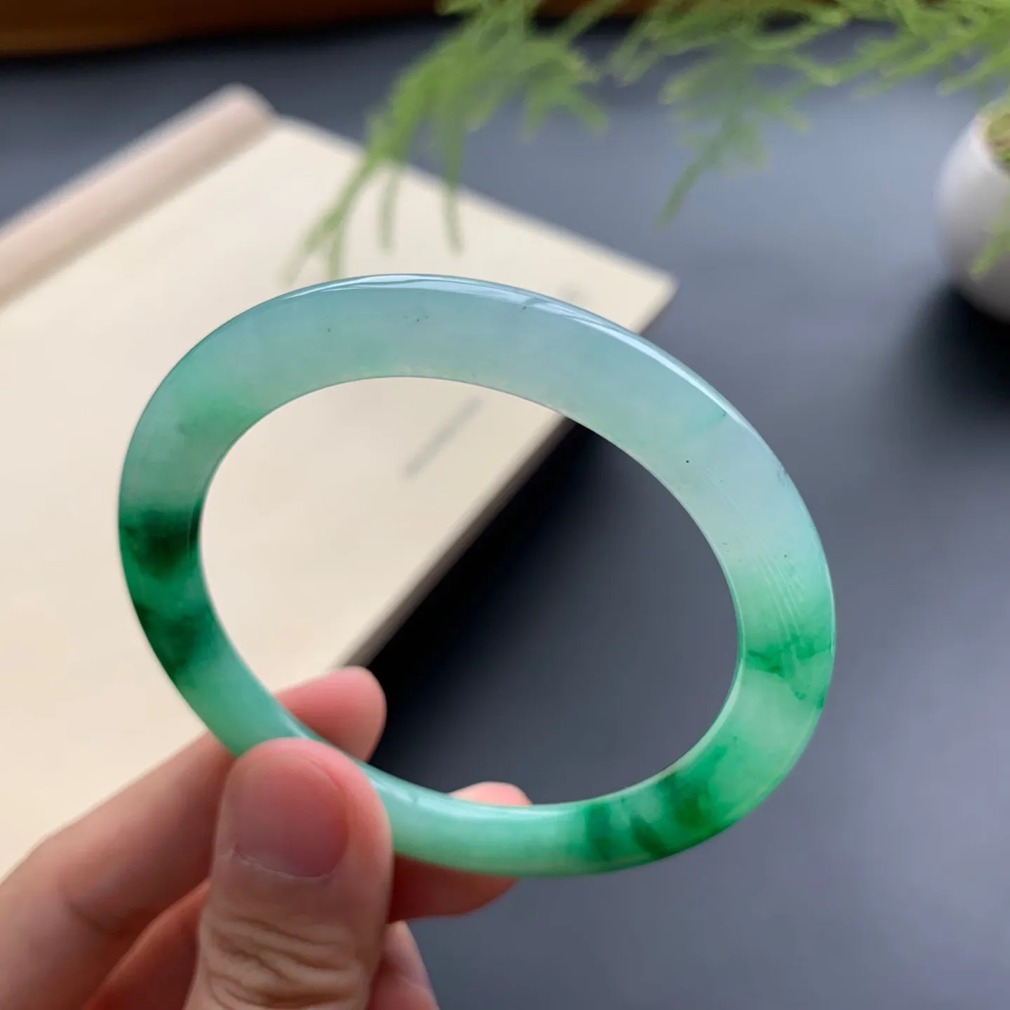 50.2圈口辣绿正圈手镯 尺寸：50.2-8-6，细腻光滑，色辣靓丽