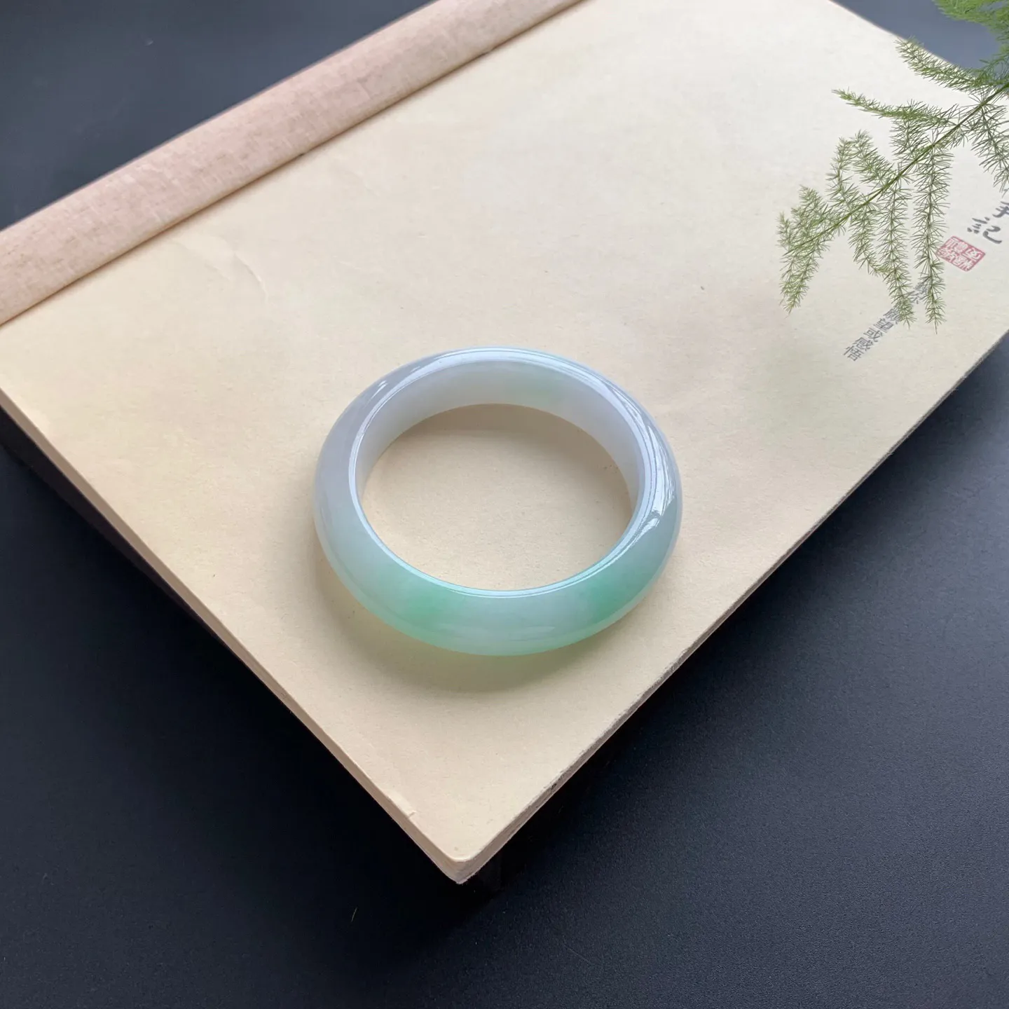 53.5圈口飘绿正圈手镯 尺寸：53.5-13-9，无纹裂，细腻光滑，清爽干净