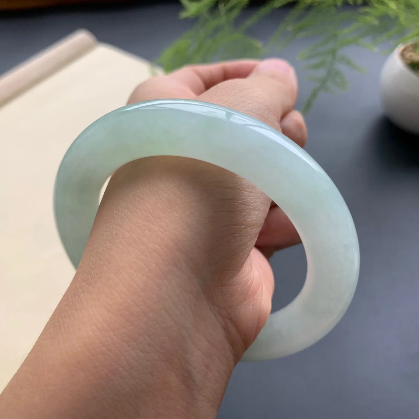 56.5圈口果绿底圆条手镯 尺寸：56.5-11.8，无纹裂，细腻釉洁，色泽清新甜美