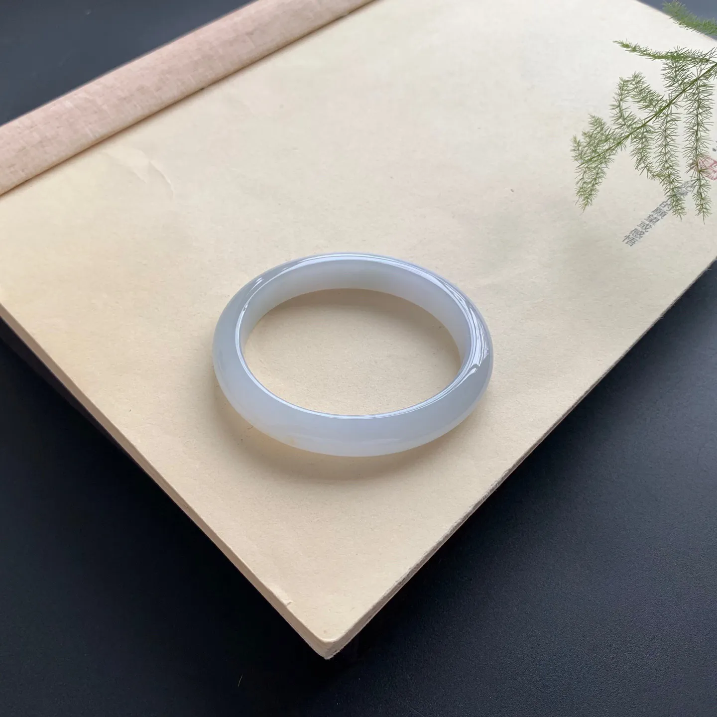 细糯贵妃手镯 尺寸：54.2-46-10.3-7.5，无纹裂，细腻光滑，白净清爽