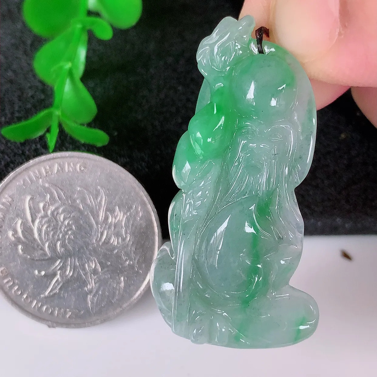 自然光实拍，冰润飘绿翡翠寿星公吊坠，种老水足，雕工精湛 ，寓意美好，佩戴时尚出众！#87.2