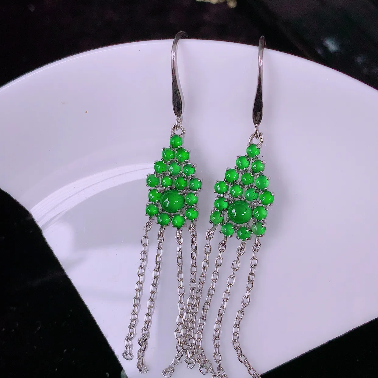 冰透满绿翡翠925银镶嵌耳坠，自然光实拍，翠色灵动，颜色漂亮，种老水足，品相佳，佩戴佳品！#98.2整体59.5*10*3.5裸石3-3