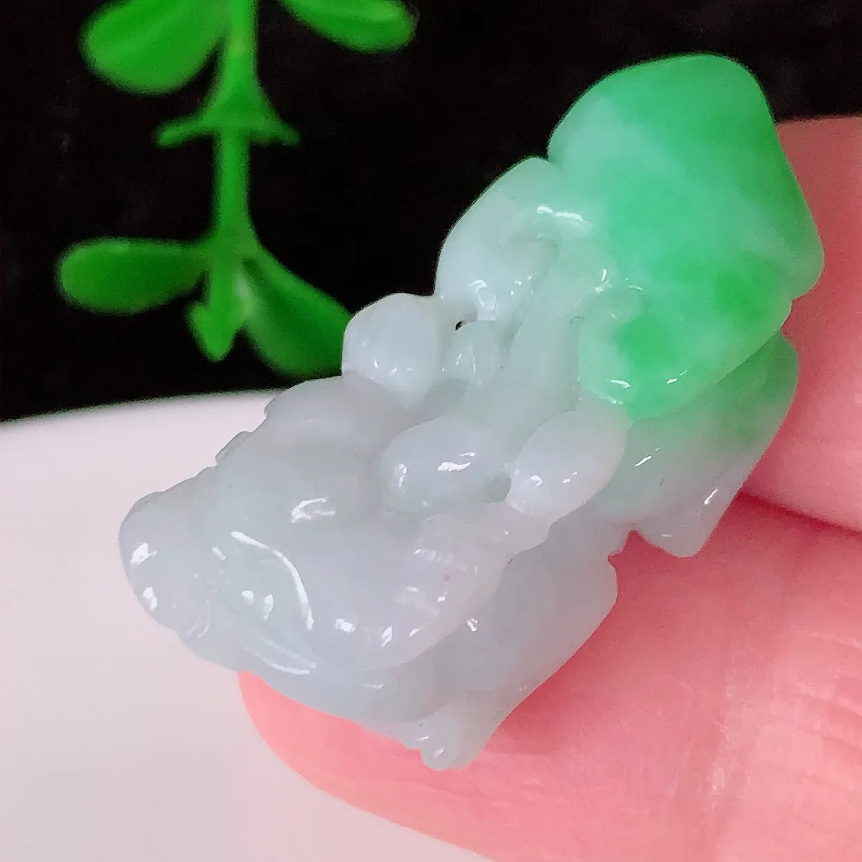 自然光实拍，冰润飘绿翡翠招财貔貅吊坠， 翠色灵动，种老水足，寓意好，品相佳，佩戴佳品！#81.2