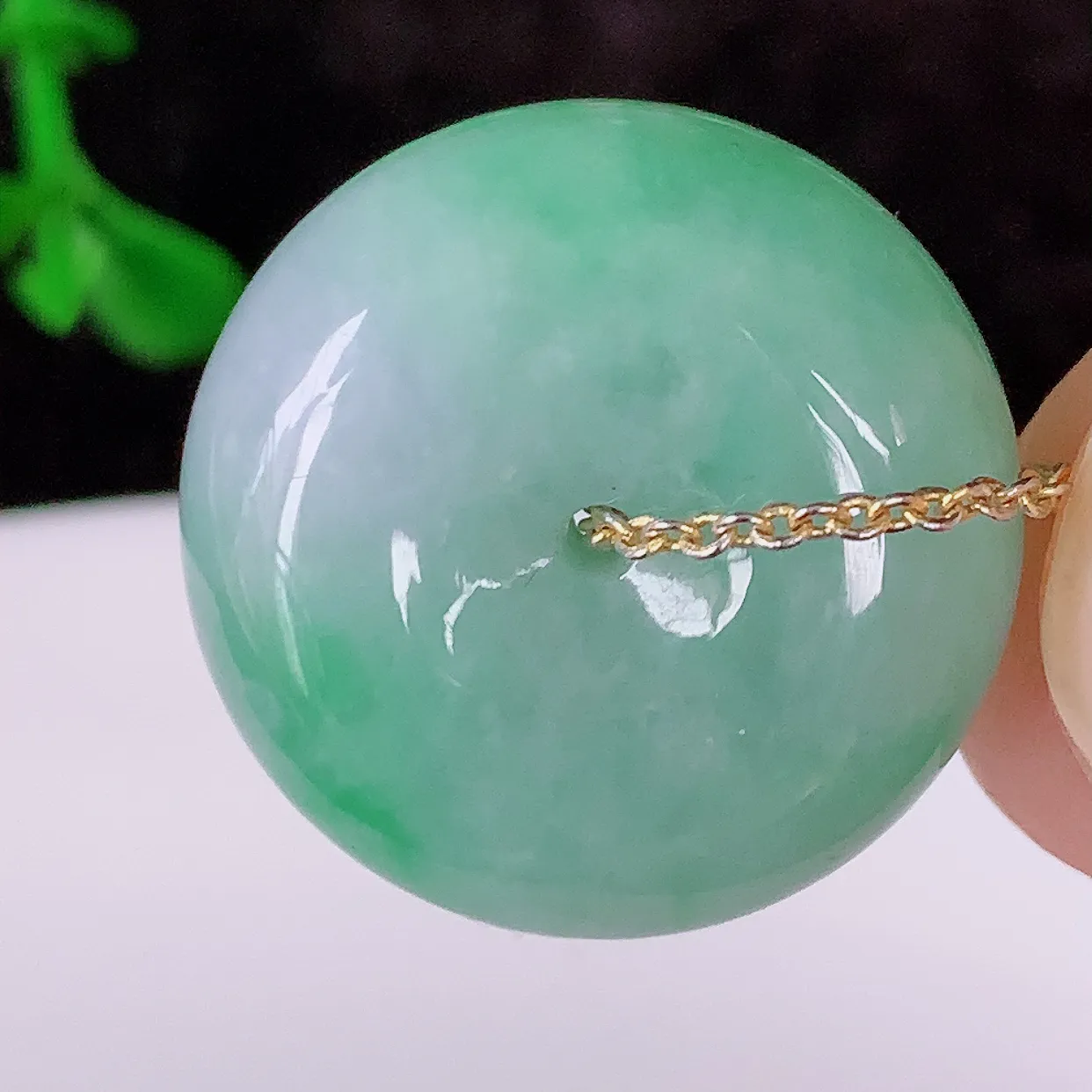 自然光实拍，冰润飘绿翡翠平安扣吊坠，形体饱满圆润，平安扣肥嘟嘟的，平平安安，种水很好，配戴精美！#57.2