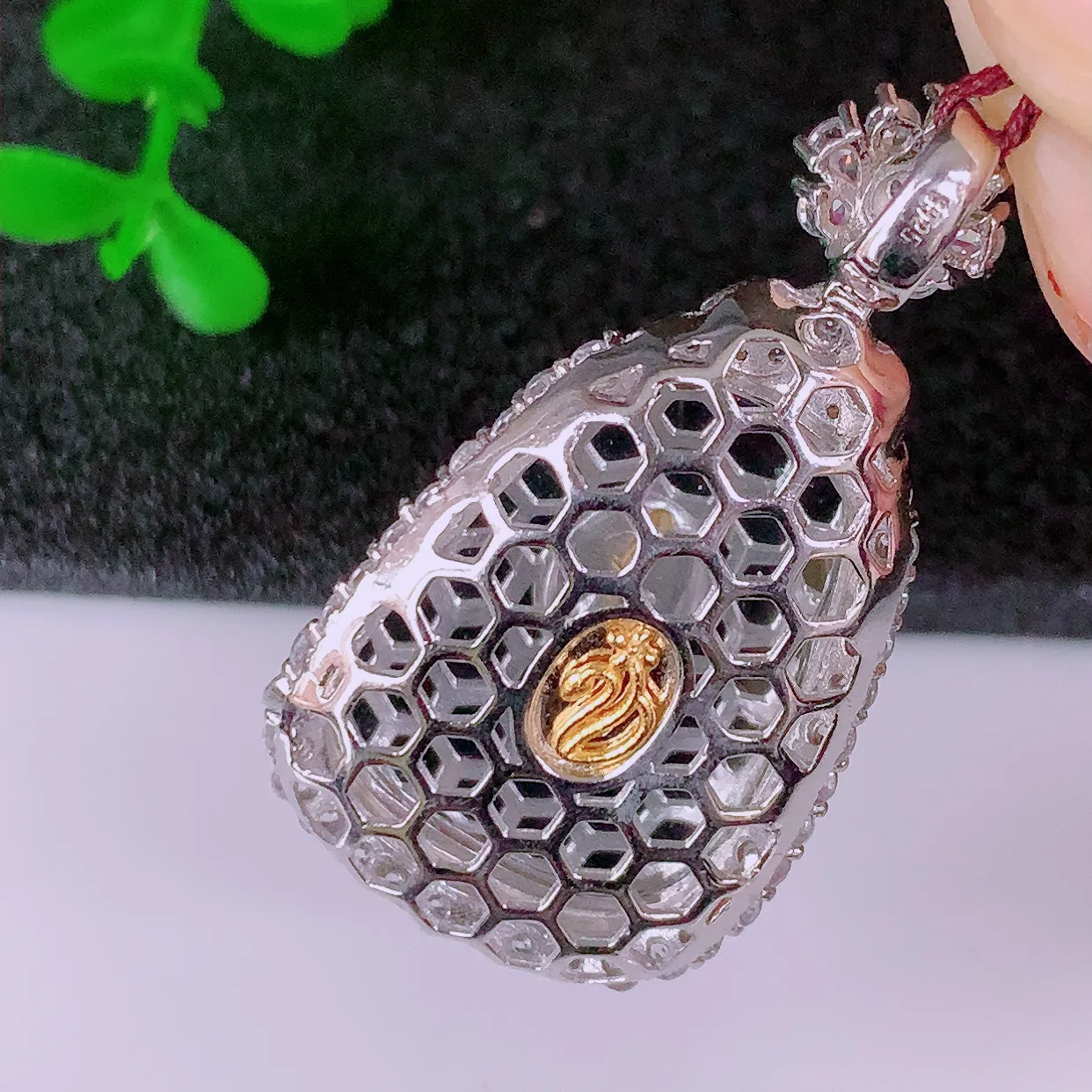 冰透满绿翡翠925银镶嵌财神爷吊坠，自然光实拍，翠色灵动，颜色漂亮，种老水足，品相佳，佩戴佳品！#98.2整体39*21*9裸石23*18.5*