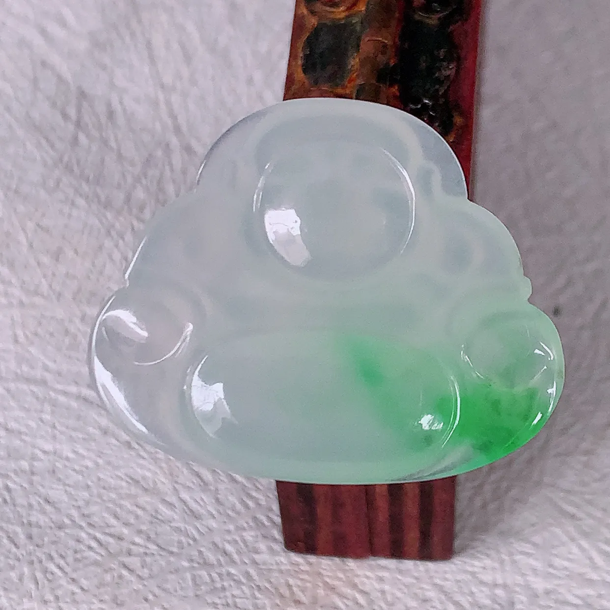 自然光实拍，冰种飘阳绿翡翠佛公吊坠，饱满， 佛公亦保平安，寓意有福（佛公）相伴，配戴优雅迷人！#57.2