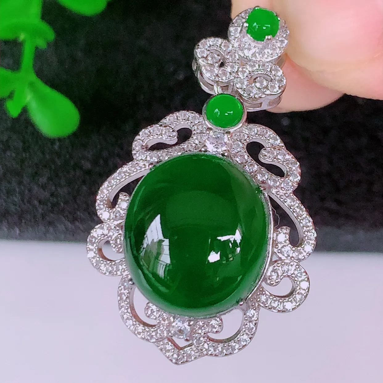 大颗冰透满绿翡翠蛋面925银镶嵌吊坠，自然光实拍，翠色灵动，颜色漂亮，种老水足，品相佳，佩戴佳品！#
