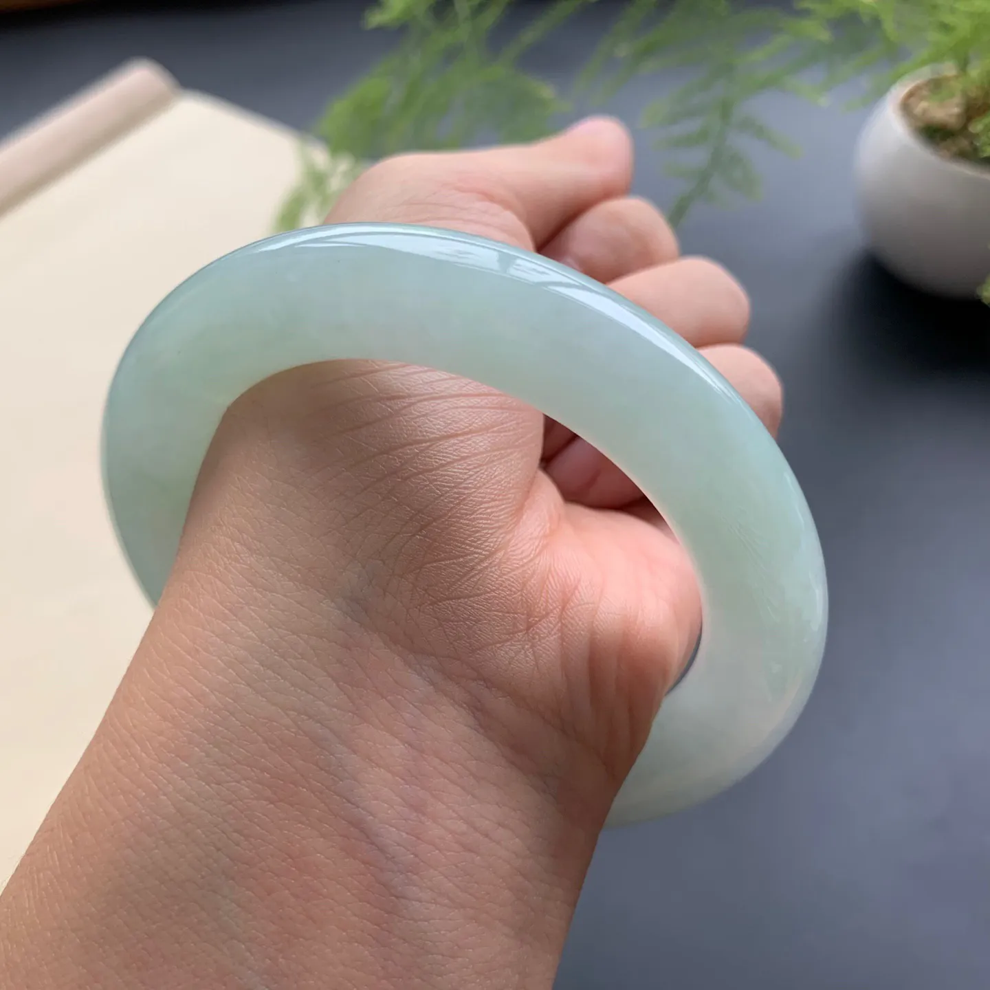 56.5圈口果绿底圆条手镯 尺寸：56.5-11.8，无纹裂，细腻釉洁，色泽清新甜美