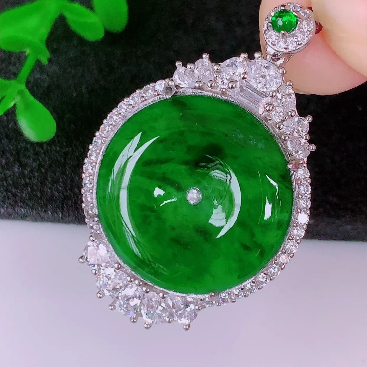 冰透满绿翡翠925银镶嵌平安扣吊坠，自然光实拍，翠色灵动，颜色漂亮，种老水足，品相佳，佩戴佳品！#98.2整体38.5*25*7.6裸石21-21