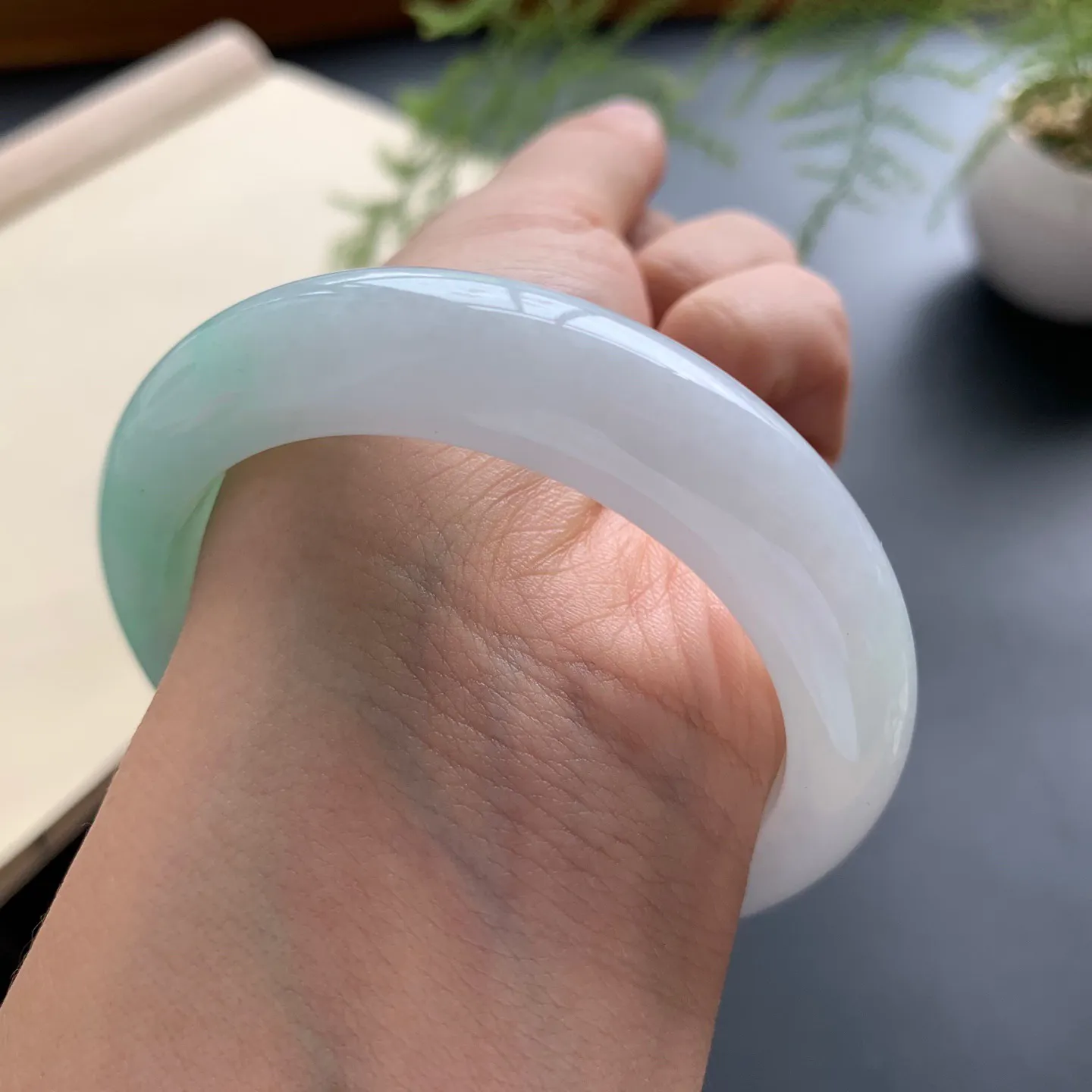 53.5圈口飘绿正圈手镯 尺寸：53.5-13-9，无纹裂，细腻光滑，清爽干净