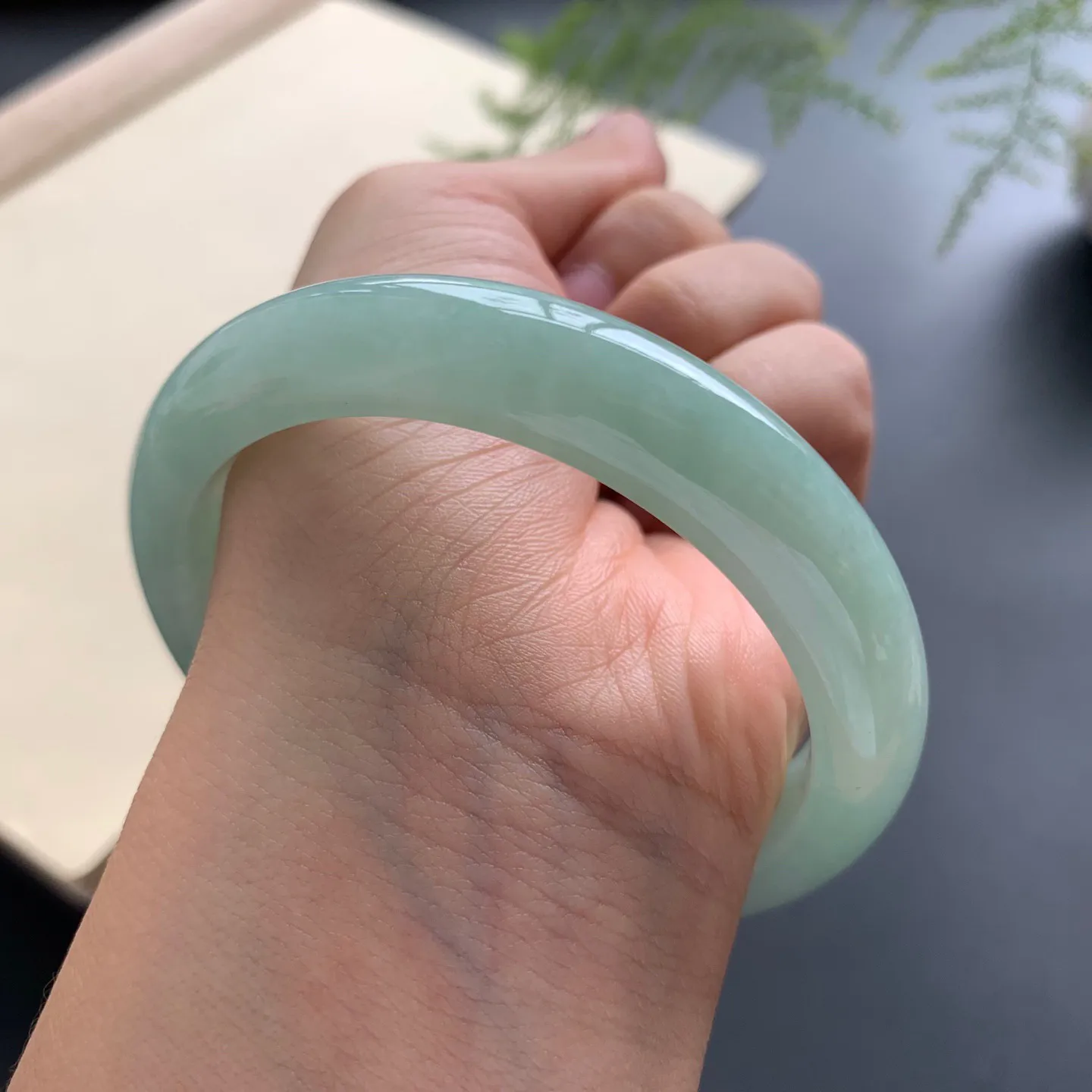 57圈口油绿正圈手镯 尺寸：57-11.3-8.6，无纹裂，细腻光滑，色泽均匀