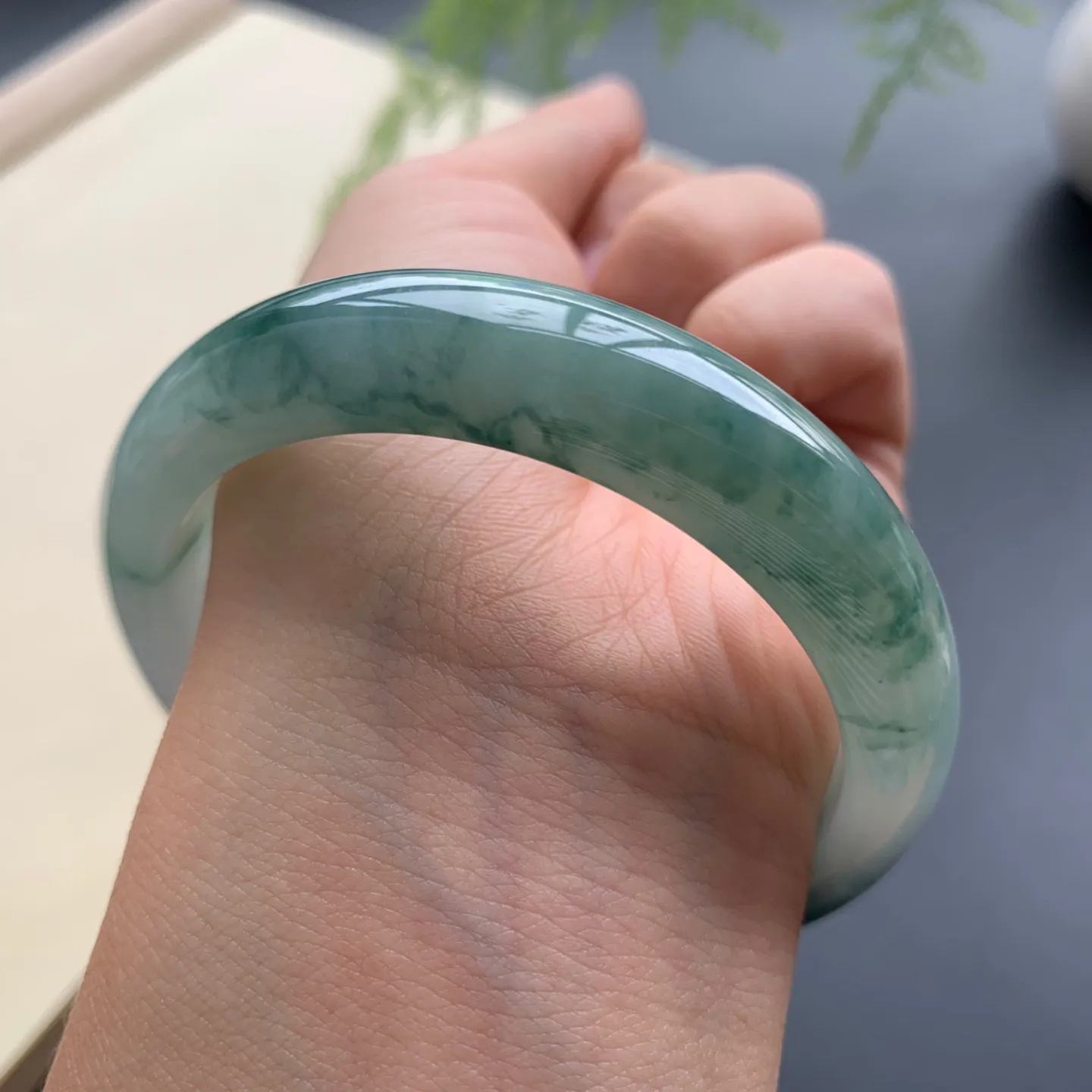 54.6圈口飘花正圈手镯 尺寸：54.6-12.5-7.8，无纹裂，花色浓郁，细腻光滑