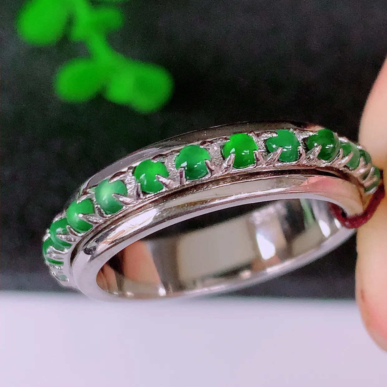 冰透满绿翡翠925银镶嵌戒指，自然光实拍，翠色灵动，颜色漂亮，种老水足，品相佳，佩戴佳品！#98.2整体26.5*5.8*3.2裸石2*2，内径20mm，22圈口