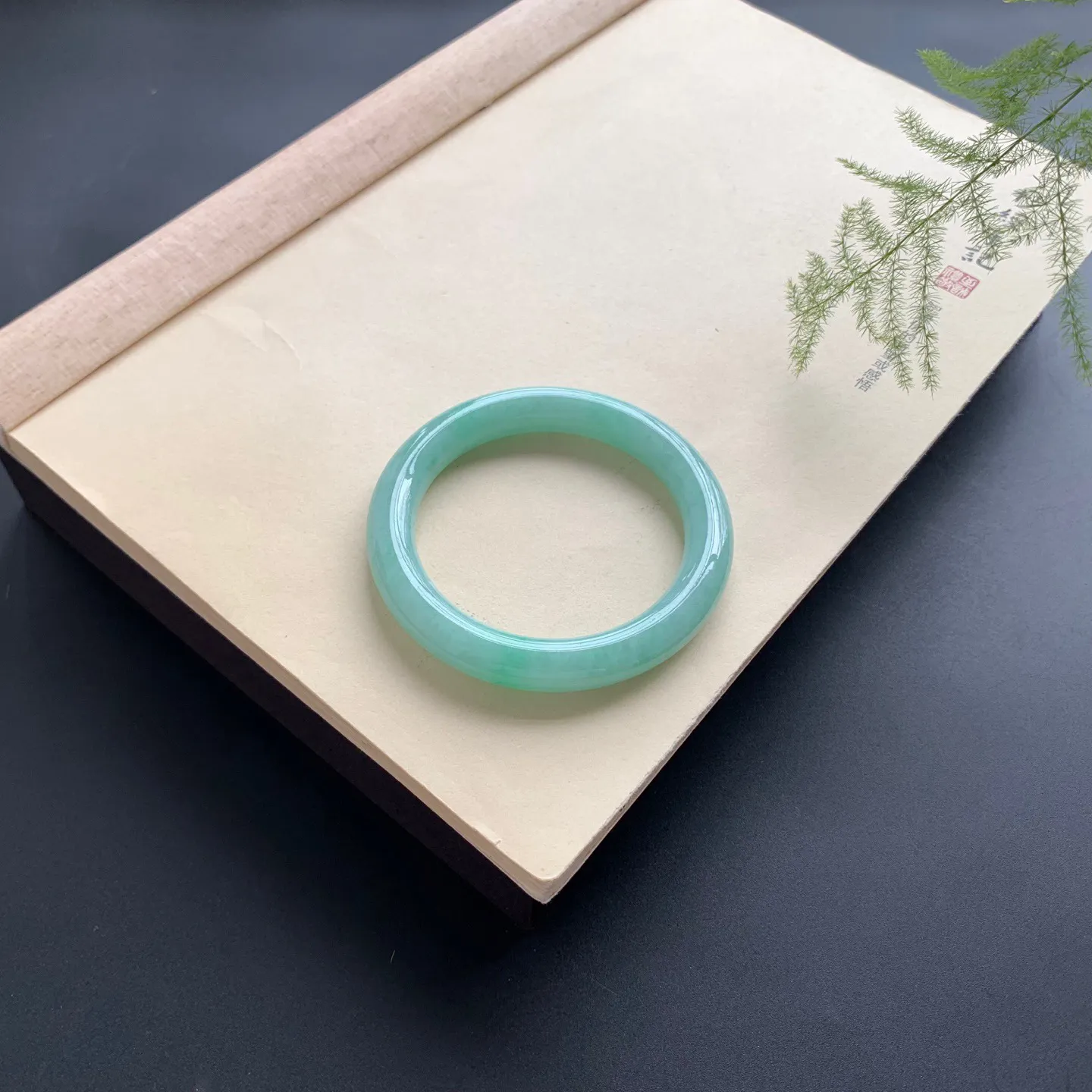 56.2圈口满色圆条手镯 尺寸：56.2-10.2-10，无纹裂，细腻光滑，色泽靓丽