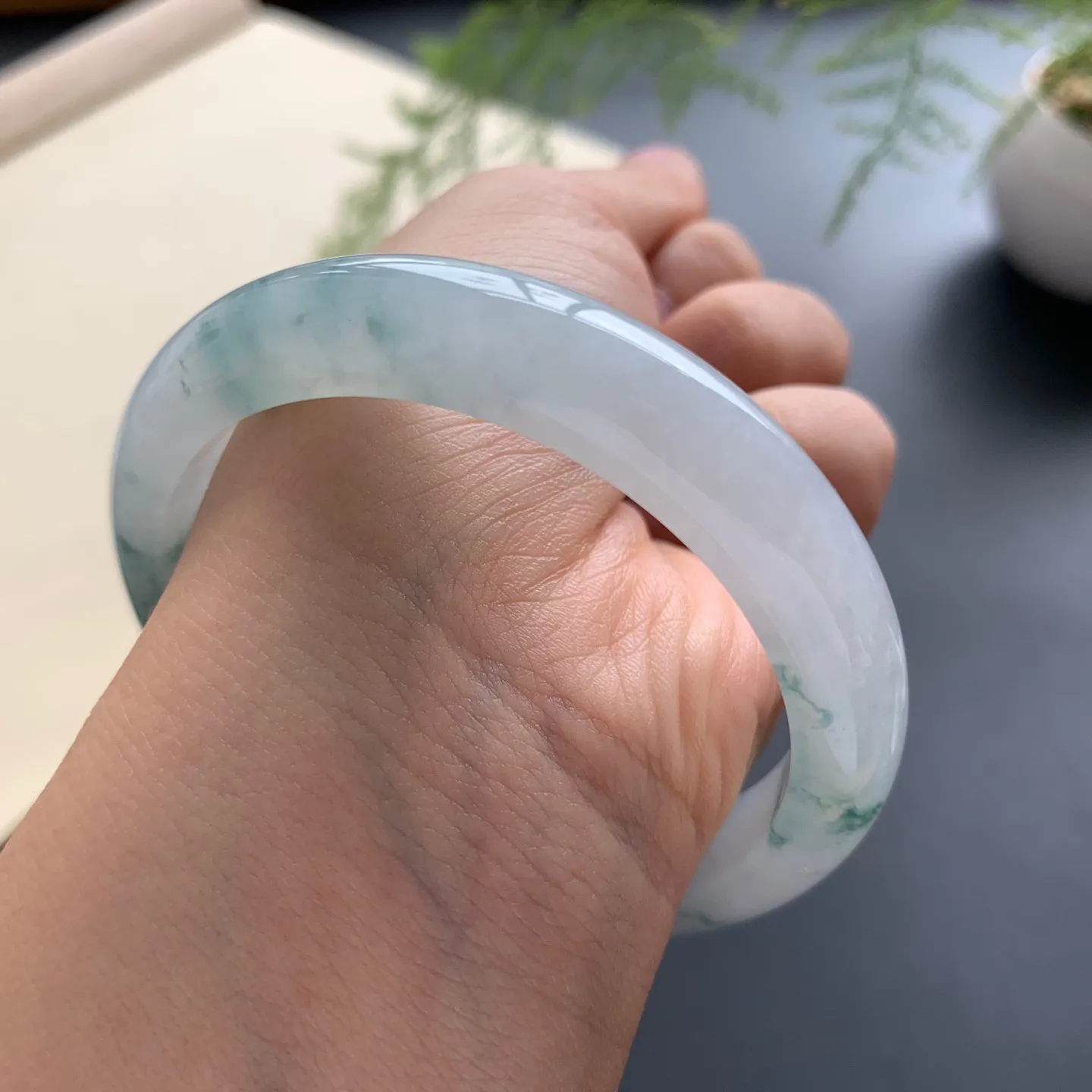 55.2圈口冰飘花正圈手镯 尺寸：55.2-11.2-8，无纹裂，水润起胶，花色飘逸