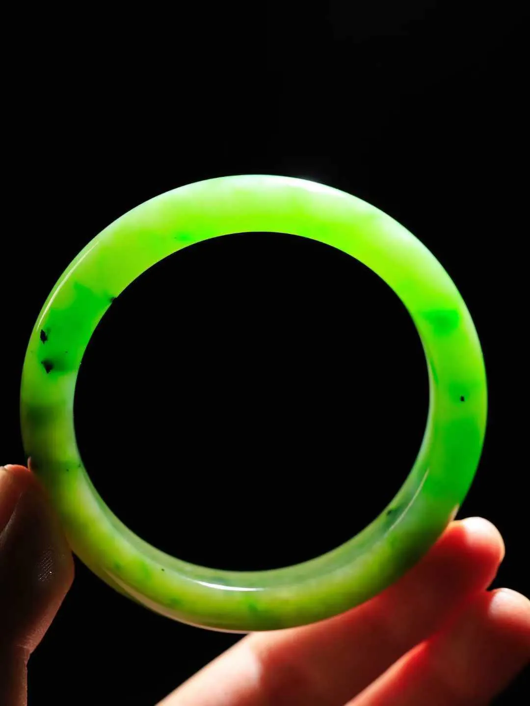 【碧色荡漾·手镯】

精品️和田玉碧玉手镯，玉质细腻温润，手感舒适，️线条流畅，简约大气，美自天成，佩戴于腕间，婉约之美，举手投足间透出那份低调奢华，醉人心扉。重62克 内径圈口61mm尺寸12-9mm FDL-77110332