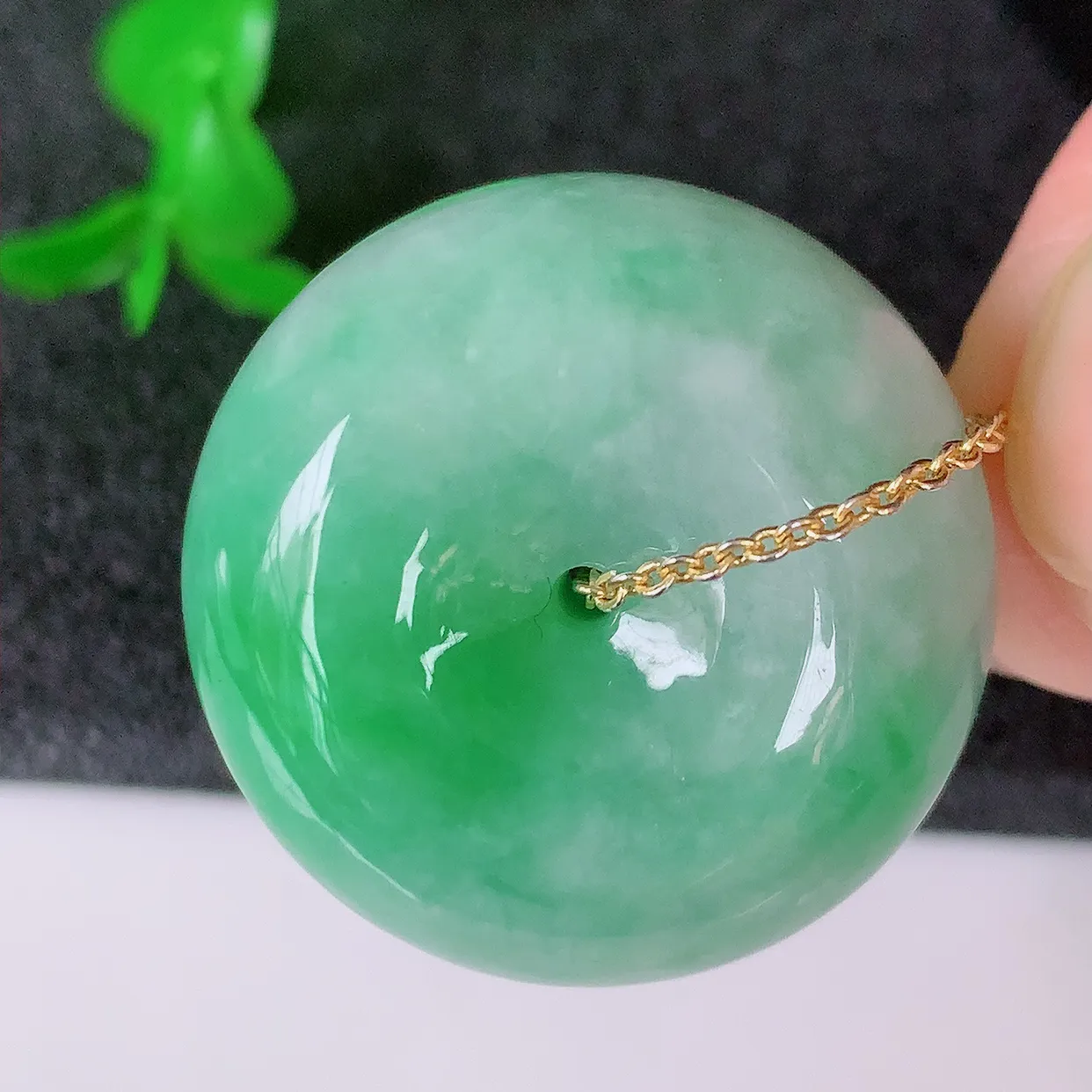 自然光实拍，冰润飘绿翡翠平安扣吊坠，形体饱满圆润，平安扣肥嘟嘟的，平平安安，种水很好，配戴精美！#05.2