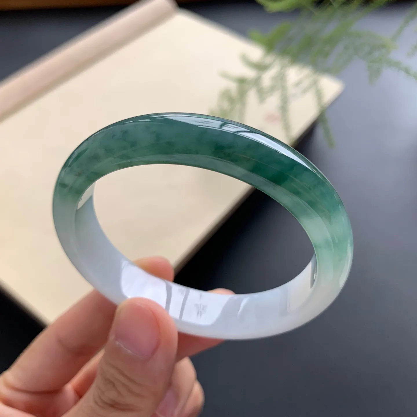 52.2圈口飘花贵妃手镯 尺寸：52.2-45-12-6.8，无纹裂，细腻光滑，花色浓郁