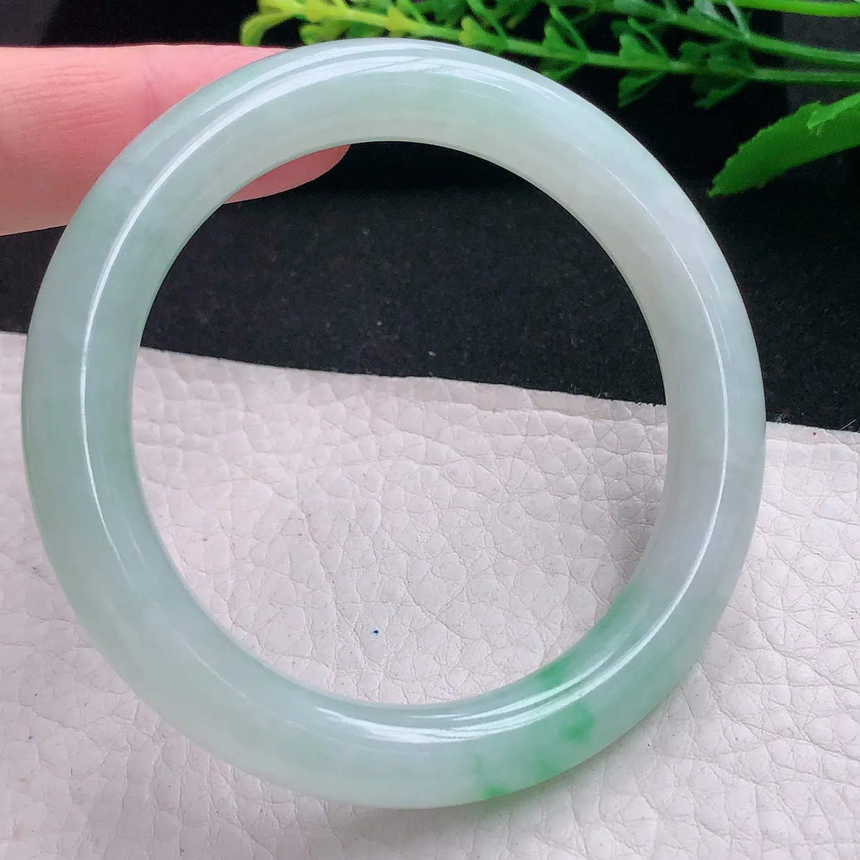 yh自然光55.8*10*9.5美人镯 天然缅甸翡翠a货水润飘阳绿圆条玉镯子