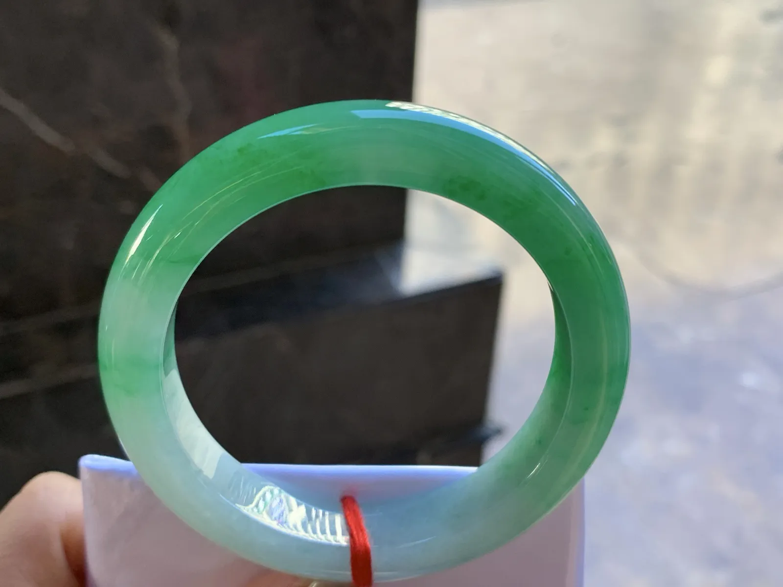 56-12.2-9.2

辣绿色手镯^_^颜色浓郁 鲜艳 起光