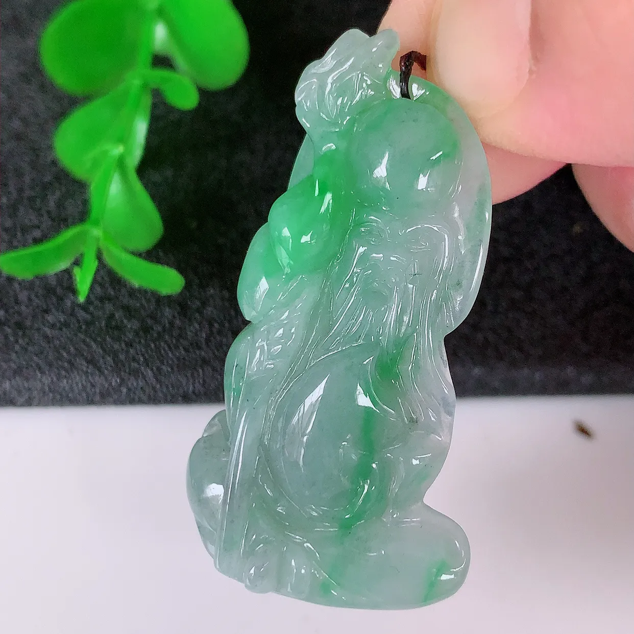 自然光实拍，冰润飘绿翡翠寿星公吊坠，种老水足，雕工精湛 ，寓意美好，佩戴时尚出众！#87.2