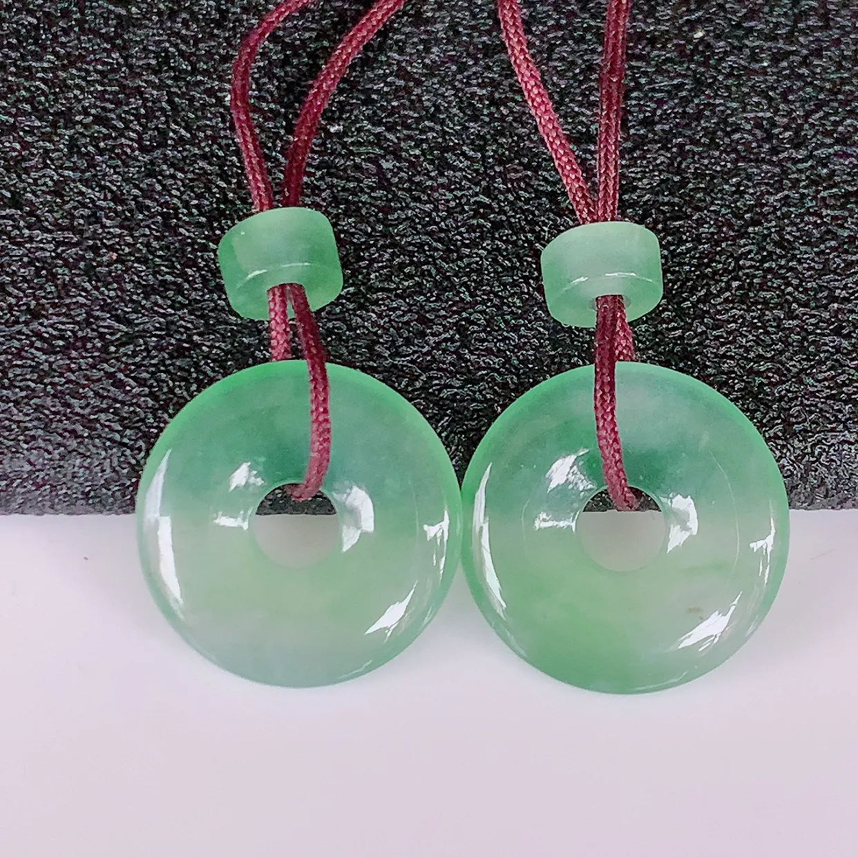 自然光实拍，冰种飘绿翡翠一对平安扣耳坠，翠色灵动，玉质细腻，颜色漂亮，品相佳，佩戴佳品！配图银线 #