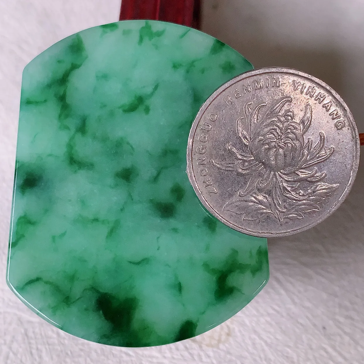 自然光实拍，水润飘花翡平安无事牌吊坠，翡翠无事牌，平平安安，无事牌翠色灵动，佩戴平安时尚！#46.2