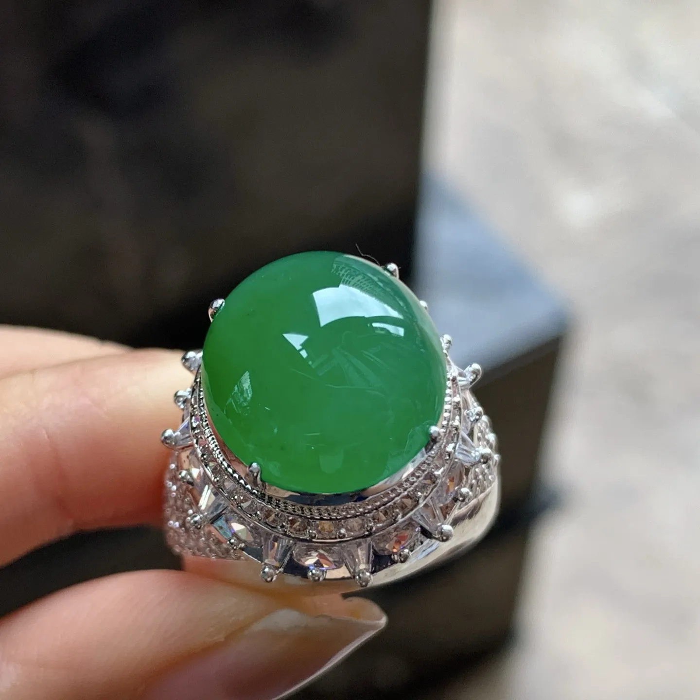 冰绿戒面^_^饱满圆润 颜色鲜艳