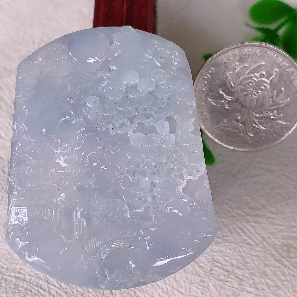 自然光实拍，冰紫罗兰翡翠山水牌吊坠，翡翠山水牌，寓意“常青、背靠大山、水（财）长流、平安之意”生机盎然的翠意，一眼既心醉，雕工精致，佩戴效果优雅迷人！#1.2