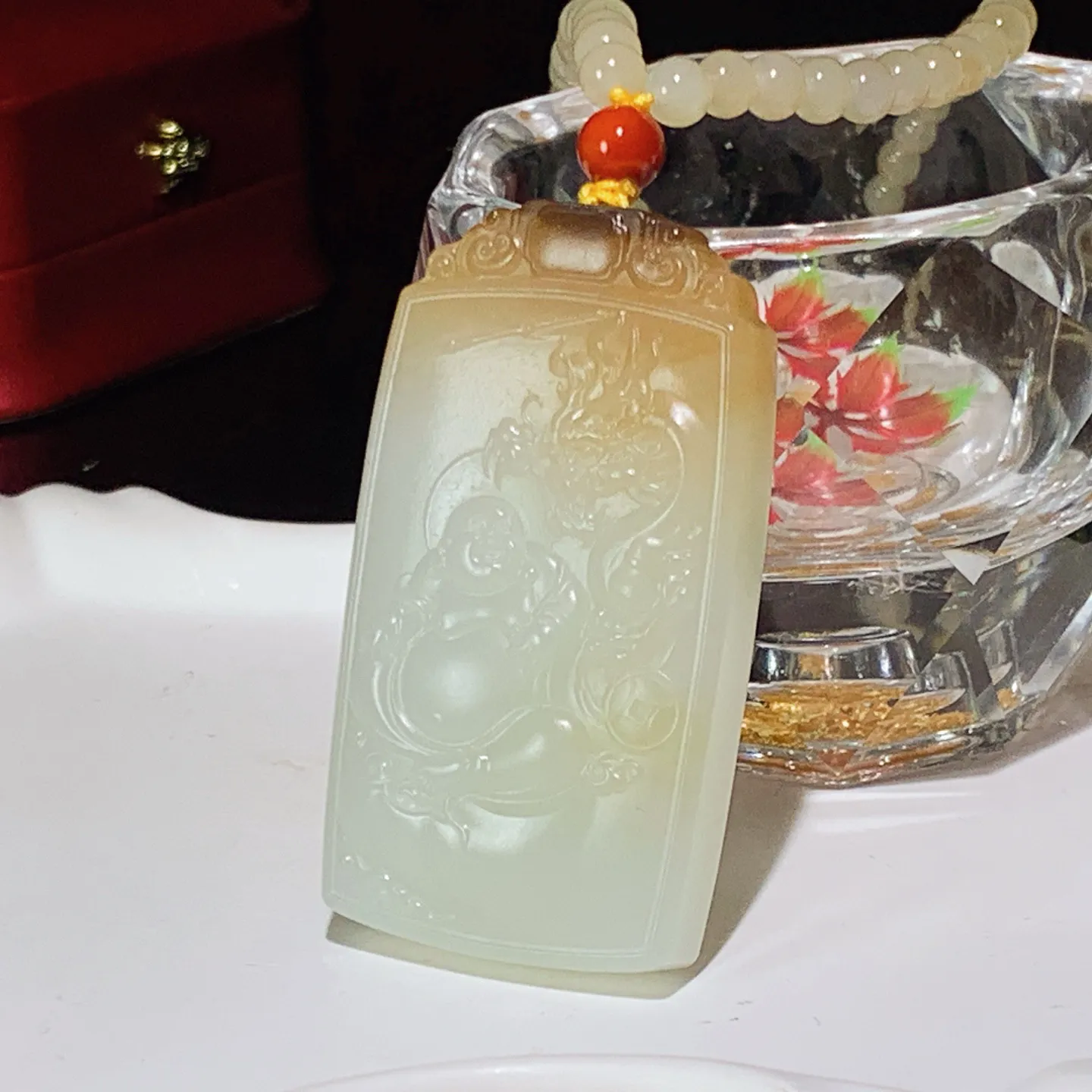 新疆且末糖佛引福来牌子挂件。尺寸55/30/11重60.8克。玉质细腻油润。手推出油。佩戴高端典雅。