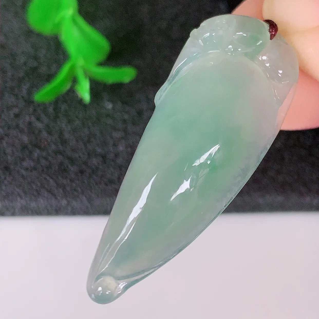 自然光实拍，冰种飘花翡翠招财福瓜吊坠，精美饱满福瓜，种水足，形态圆润饱满，福相十足 ！#01.2