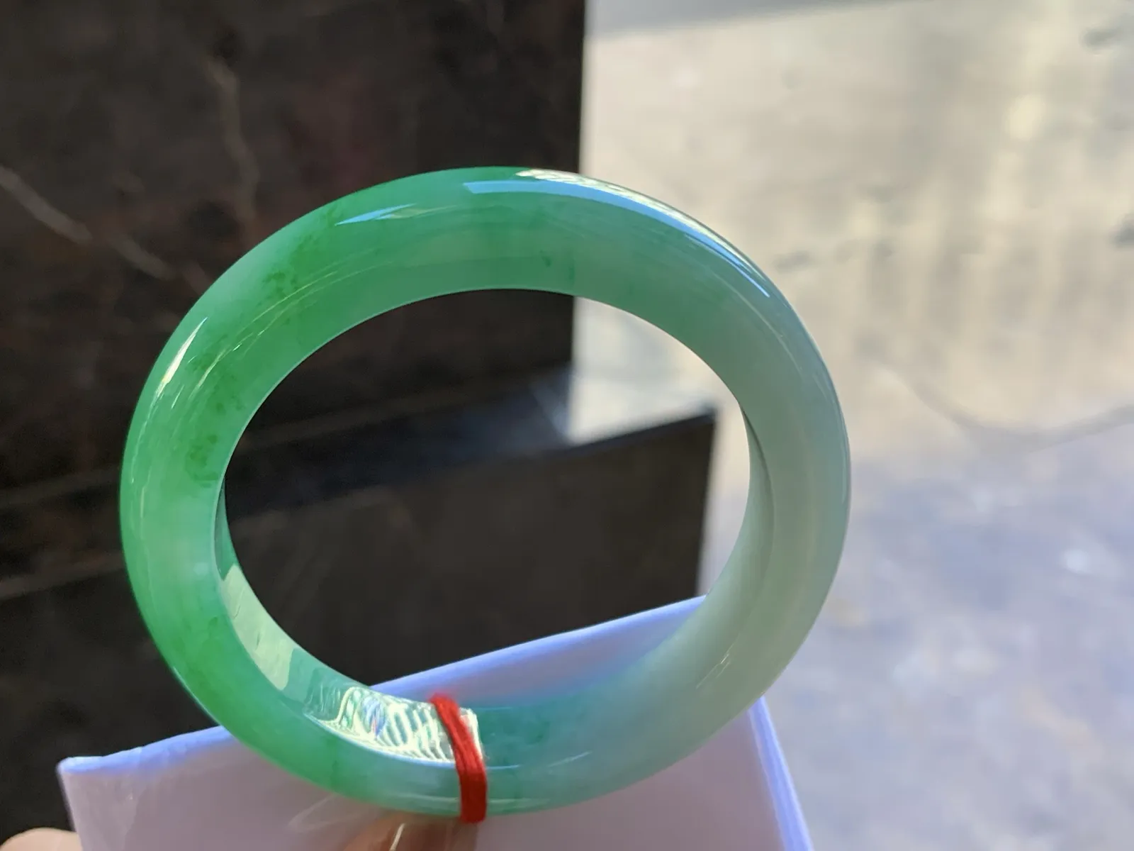 56-12.2-9.2

辣绿色手镯^_^颜色浓郁 鲜艳 起光