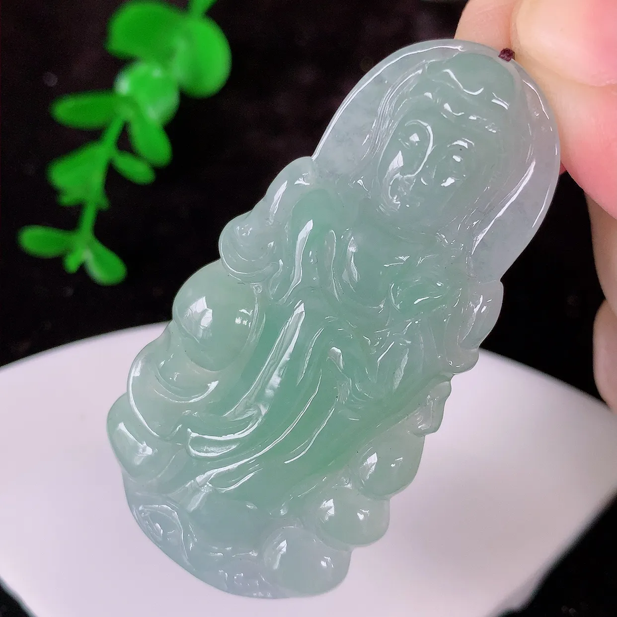 自然光实拍，冰飘绿翡翠观音菩萨吊坠，赐福观音，玉润通透，慈祥端庄！#57.2