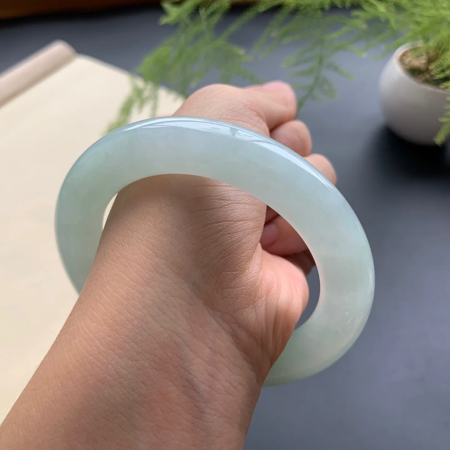 56.5圈口果绿底圆条手镯 尺寸：56.5-11.8，无纹裂，细腻釉洁，色泽清新甜美